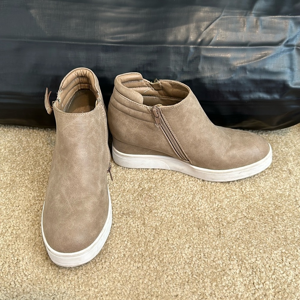 Wedge sneakers